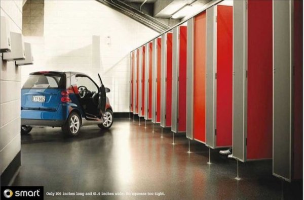 Колкото по-нестандартен е един бранд, толкова по-креативна е неговата реклама. Това важи с пълна сила за Smart, чието основно оръжие е миниатюрните размери. В този случай германците посочват скромните размери на модела  Fortwo – дължина от 2,7 метра и широчина от 1,56 метра, които помагат за измъкване и от най-нелепи ситуации.
