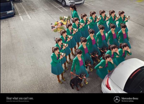 По подобен начин Mercedes-Benz показа  асистента за паркиране, който трябва да предотврати евентуален сблъсък с пешеходци пред супермаркета. В случая, сензорите в задната броня предупреждават човека зад волана за всичко, което той не вижда.