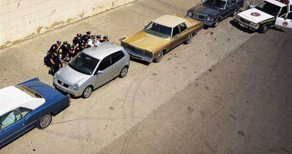 Това е реклама на четвъртото поколение на хечбека Polo. Посланието от билборда е красноречиво &ndash; малък, но здрав. Затова и всички полицаи по време на престрелка се крията именно зад модела на Volkswagen.