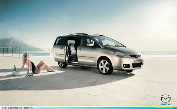 Японците много се гордеят с второто поколение на Mazda5, като една от причините са задните врати, които са плъзгащи се назад, а не отварящи се навън като при повечето конкуренти. Освен това са толкова големи, че през тях човек дори може да се пече на слънце.