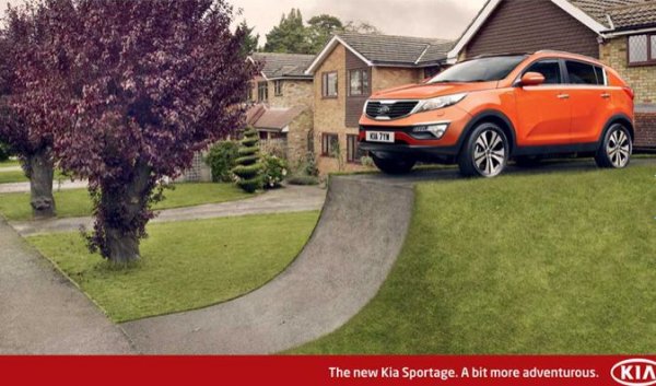 През 2010 година се появи третото поколение на кросоувъра Sportage и корейците се опитаха да привлекат потенциални клиенти с такива плакати. Идеята с трамплина може и да не е напълно разбираема за някой, но от Kia са добавили надпис, в който твърдят, че автомобилът е готов за авантюри, дори това да не вижда на пръв поглед.