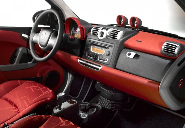 Smart Fortwo cdi, в интериора са възможни различни цветови схеми