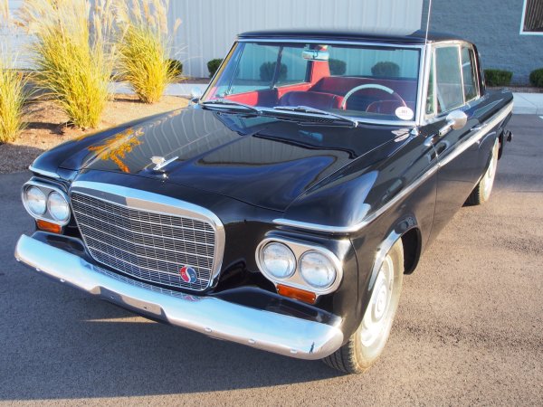 Преди Studebaker да приключи завинаги с автомобилния си бизнес през 1967 г., той произвежда няколко поразително елегантни коли. Точно този не е от тях, като дизайнът му е гаранция, че няма как да спечели никакви конкурси за красота. Въпреки това той предизвика сериозен интерес преди ерата на muscle-cars.
