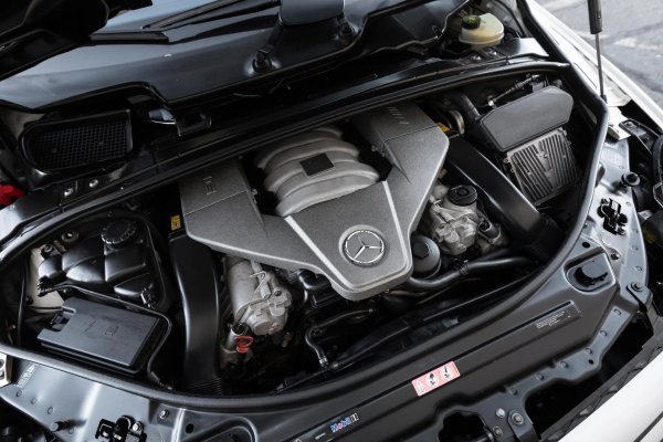 Като цяло обаче луксозният модел със задвижване на четирите колела проявяваше странен характер. А атмосферният V8 се появи и в леко модифициран вариант под капака на SLS, като направи този модел доста трудно продаваем. Затова и от него са произведени по-малко от 200 автомобила.