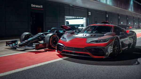 Строго погледнато, Mercedes-AMG One не използва технология от Формула 1. Хиперколата е оборудвана с двигател, получен от Формула 1. Това е 1,6-литров V6 мотор, който е част от хибридната система на автомобила, чиято мощност надвишава 1000 к.с.