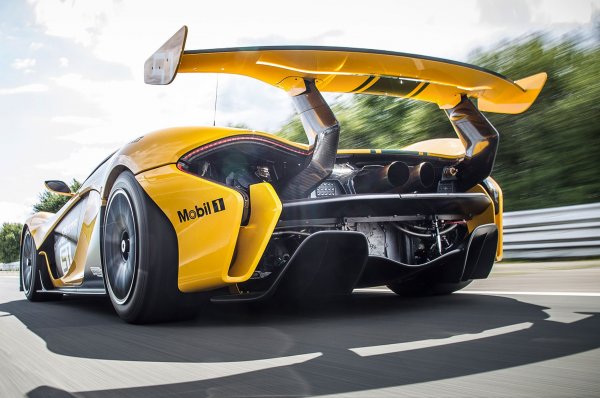 Както при болидите от Формула 1, така и McLaren P1 е в състояние да възстанови кинетичната енергия при спиране и да я съхрани в батерия, за да си я върне за няколко секунди по време на силно ускорение. Системата KERS (или ERS-K) действа като тласък, който шофьорите използват, когато изпреварват например.

