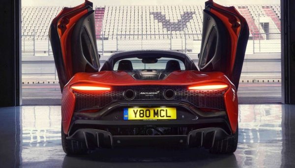 McLaren Artura - Carbon Monoocoque (карбонов монокок)
Екипът на McLaren беше първият, който използва композитни материали, за да направи корпусите на своите едноместни болиди във Формула 1. След това тази технология беше пренесена в света суперколите с McLaren MP4-12C, който беше последван и от други модели.

