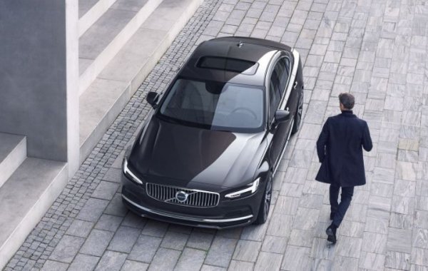 Любопитното е, че разходите по автомобил на Volvo са идентични като при тези на Cadillac - 12 500 долара за 10 години. Най-скъпо е обслужването на Volvo S90 и XC90, което излиза 418 долара, като при смяна на свещите и на спирачната течност сумата се увеличава само със 135 долара. Поставянето на нови спирачни накладки излиза на клиентите 404 долара.

Разходите при шведския производител се увеличават при смяната ангренажния ремък, която трябва да бъде направена на шестото ТО на модел на Volvo. Тогава влизането в сервиза излиза 943 долара.
