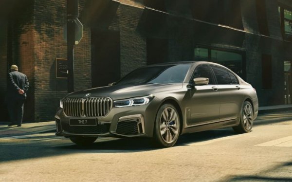 Най-скъпо излиза поддръжката на автомобилите на BMW - средно 17 800 долара за 10 000 години, като разликата спрямо Mercedes-Benz определено прави впечатление. Отчита се, че при баварците посещенията в сервиза зависят до голяма степен както от пробега, така и от маниера на шофиране.

И тук лидер по разходи е флагманът на марката - 7-Series, като цената му е съпоставима с тази на Mercedes-Benz S-Class. Всяко редовно ТО струва около 606 долара, като в тази сума са включени и филтрите на салона. Смяната на накладки излиза 808 солара, а на свещите - 242 долара. 

Подобни суми са нужни и за BMW X6, при което обслужването е малко по-скъпо - 640 долара,а смяна на накладките 889 долара. Затова пък свещите са по-евтини - 215 долара.
