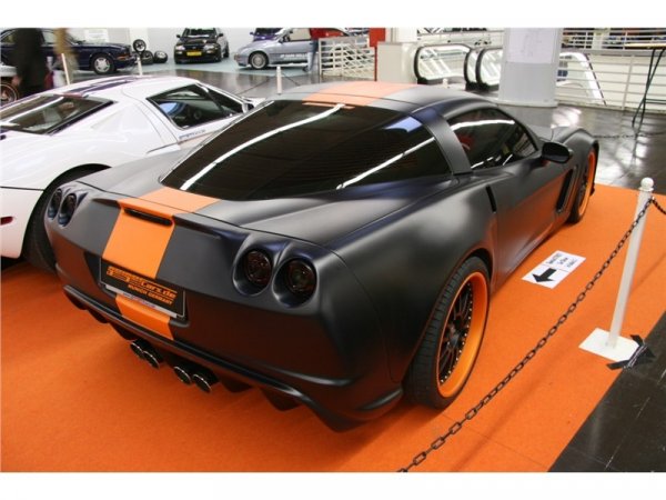 Двигателят е оборудван с компресор и доставя 493 конски сили