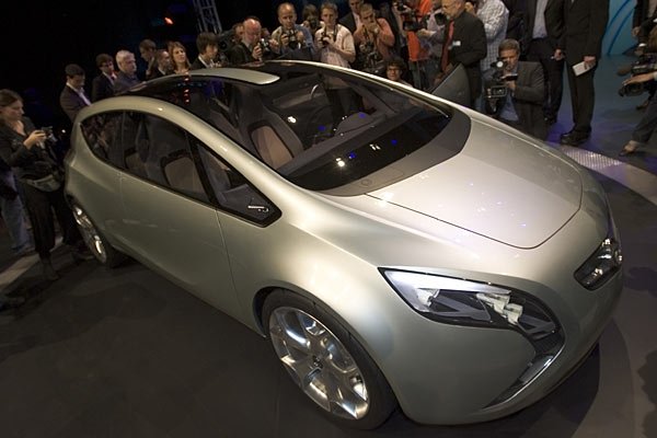 Opel Flextreme Concept, отзад в багажника се побират два Segway електроролера.