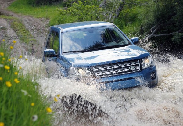 Почти всички елементи от окачването изкарват до 150 000 км без проблеми. Това не може обаме да се каже за кормилното управление, чиято система е сред най-големите проблеми на втория Freelander. Някои от неговите основни детайли започват да създават проблеми още на 50 000 км. Появява се и хронично скъпчане от коланата, което е много дразнещо.
