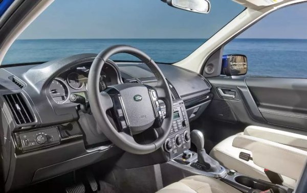 Задвижването на четирите колела се осъществява с помощта на съединител Haldex (от 2008 г. - четвърто поколение). Всички системи при добра грижа са надеждни и имат дълъг живот. Freelander не може да се счита за пълноценен SUV, защото съединителят има ограничение, тялото не е на рамна конструкция. Освен това,  окачването е независимо, пружинно.