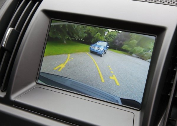 Електрическата система и електрониката при модела не са от най-качествените, като много собственици се оплакват. Проблемите са изобилни и разнообразни - „мозъците“ на съединителя, мултимедийната система, камерата, ключалките на вратите и какво ли още не се повреждат редовно.
Понякога рестартирането на двигателя е достатъчно за решаване на проблема, понякога не.

Ранните автомобили страдат от бързо изтощаване на акумулатора. Дори през лятото, когато навън е топло, само след седмица престой на мястото, батерията пада напълно.