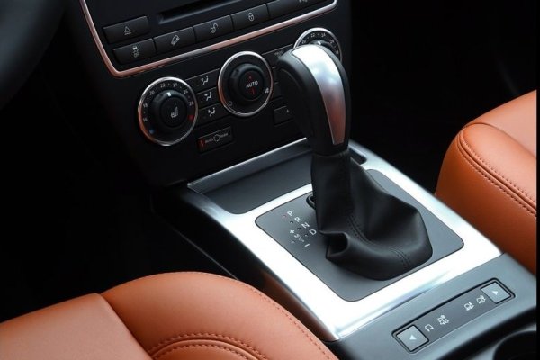 Шестстепенната механична скоростна кутия M66 се комбинира само с дизелов двигател. Тя е много издръжлива и рядко може да поднесе неприятни изненади на собственика.

Във всички останали версии  е поставен шестстепенна автоматична кутия AF21, известна още като Aisin TF-81SC. Тя  се сочи като „неубиваема“, но има някои условия. Желателно е интервалът на смяна на маслото да се намали до 50 000-60 000 км. В противен случай прахът от съединителите на преобразувателя на въртящия момент бързо ще унищожи всичко останало. 

Понякога се запушва топлообменникът и като цяло агрегатът е склонен към прегряване. Затова препоръчителното подобрение е монтиране на външен радиатор. Също така сред слабите места е втулката на маслената помпа. Обикновено кутията може да издържи 200 000 км без намеса, а общият ресурс надхвърля 350 000.