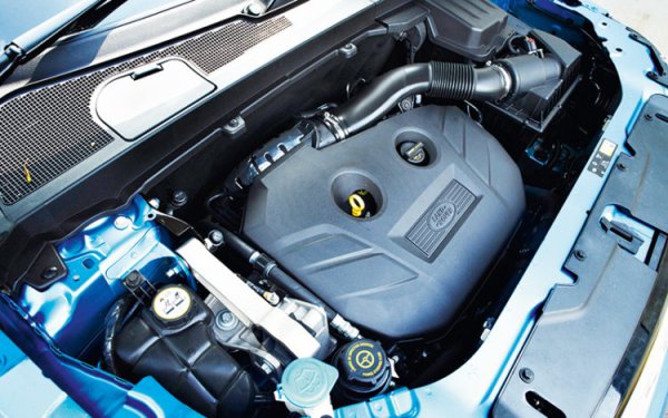 През 2012 г. аспираторният двигател беше заменен от мотор с компресор 2.0 (240 к.с.) от семейството EcoBoost. Той е с директно впръскване и е чувствителен към некачествен бензин, който четсто причинява силна детонация. Фазорегулаторите са ненадеждни, задният семеринг на коляновия вал тече, а изпускателният колектор се спуква. Ресурсът на този мотор се оценява на 220 000 км.