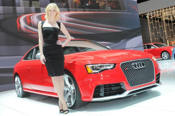 Момичетата на автосалон Ню Йорк 2012