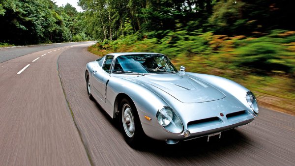 С име като Bizzarrini, тази кола можеше да идва само от Италия. Но под изрисуваните от Джуджаро линии се криеше изненадващ двигател. Джото Бизарини преди това бе проектирал Ferrari 250 GTO, но за своята собствена марка избра 5,3-литровия V8 двигател от Chevrolet Corvette.
Corvette предложи лесен и надежден двигател, задвижващ GT Strada до 280 километра в час. Това помогна колата да бъде купена от 149 клиенти. Bizzarrini също пусна на пазара модел с подобен стил, наречен 1900 Europa с 1,9-литров двигател от Opel, но той беше твърде скъп и се провали с едва 15 продадени бройки.