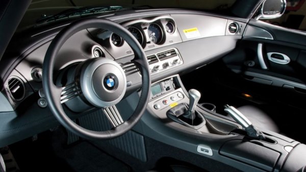 Този елегантен волан с три спици и елементи в стил ар нуво отлично хармонира с необичайния, вдъхновен от миналото външен вид на Z8. Но докато екстериорът е дело на прочутия Хенрик Фискер, воланът и останалите елементи от интериора са проектирани от Скот Лемпърт.  
