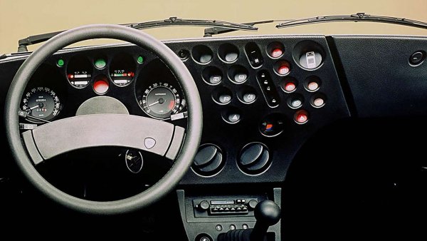 Beta е останала в историята като един от най-калпавите модели на Lancia заради нечуваната си податливост на корозия. Но си заслужава да я помним и заради необикновения и доста стилен интериор, с табло тип "швейцарско сирене" и този наистина оригинален волан. 
