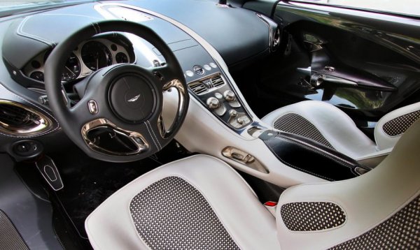 Воланът на свръхредкия хиперавтомобил всъщност не е кръгъл, а овален, леко сплеснат отгоре и отдолу. Металните орнаменти придават още по-скъп вид - което си е в реда на нещата при автомобил със седем цифри в цената. 
