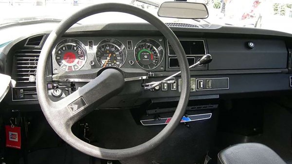 Когато се появи през 1955, този автомобил бе революция в поне десет различни отношения. Едно от тях бе уникалният волан с една-единствена спица, който после се превърна в запазена марка на Citroen и присъстваше в много други модели - от 2CV и Ami до SM и CX. За жалост в наши дни продължаването на тази традиция е невъзможно заради нуждата от вградени въздушни възглавници и бутони за управление на функциите. 
