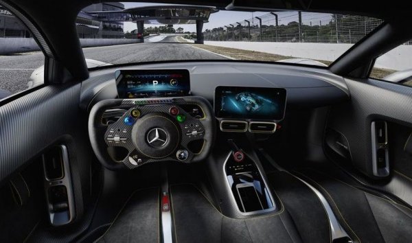 Ако този волан ви изглежда смътно познат, не се чудете - той е директно повлиян от онзи, който компанията използва в болидите си за Формула 1. Най-съществената разлика е монтираната в него въздушна възглавница. 
