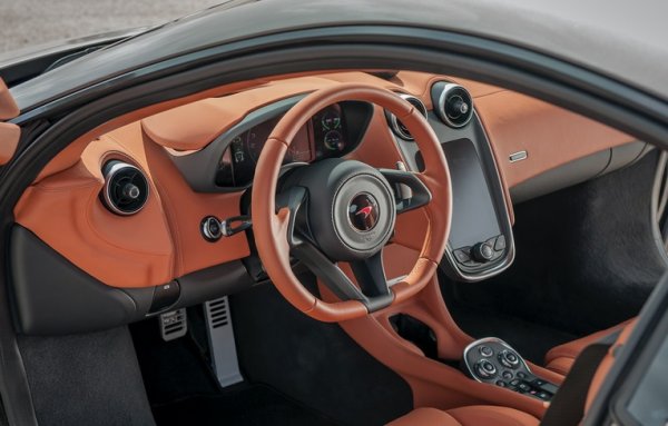 Доста стилен и хармоничен волан, но най-голямото му достойнство е, че проектантите му са устояли на изкушението да го натъпчат с бутончета и превключватели. Вместо това той е изчистен и напомня, че 570S e машина за каране, а не за глезотии.
