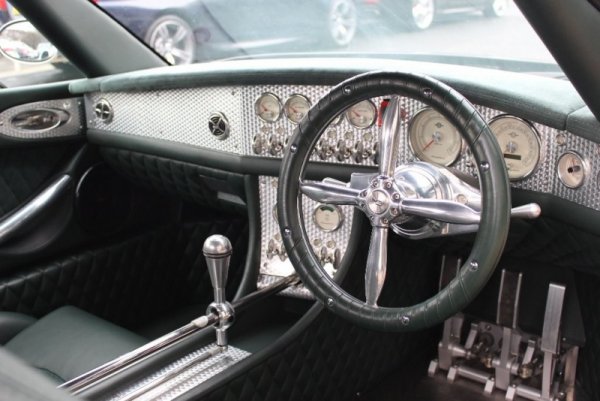 Тази седмица холандската компания май окончателно фалира. Но от нея ще остане необикновено готиният С8 с неговия фантастичен открит скоростен лост и с волана, разработен да напомня на самолетен пропелер. При катастрофа това не е най-безопасната опция - но пък, както възкликна Джеръми Кларксън, "какъв начин да си отидеш само!". 
