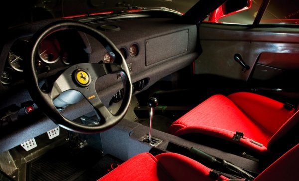 Някога и Ferrari държеше да напомня на клиентите си, че колите й са преди всичко за каране. F40, може би най-желаният автомобил на 80-те, имаше съвсем изчистен волан от Momo, максимално олекотен и с нищо по него, което да ви разсейва от шофирането. 

