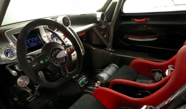 Екстравагантният подход на Pagani към интериорите тук е стигнал до крайност: скоростомерът всъщност е вграден в центъра на самия волан - там, където обикновено при по-пролетарските коли е клаксонът. Практично решение? В никакъв случай. Но определено е ефектно. 
