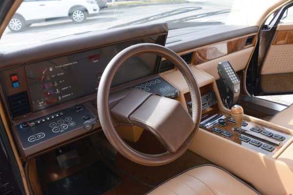 И до днес това си остава една от най-смелите коли на всички времена. С нея Aston Martin се опита да предложи неща, за които тогавашните технологии просто не бяха достатъчни - и в резултат проектът се сгромоляса. Но остана ефектният дизайн, увенчан от този волан с една спица. 
