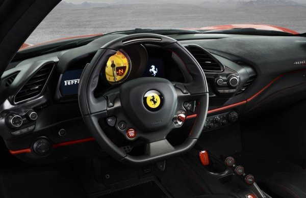 Още от Enzo насам италианците използват тази концепция за волана, при която в него са вградени повечето контролери - включително тези за светлините, чистачките и дори за мигачите (което е леко подвеждащо, понеже те се въртят заедно с волана и в един момент левият мигач се пада отдясно на десния). Дали това е идеалното решение за една спортна кола, остава дискусионно. Но няма никакъв спор, че изглежда яко. 
