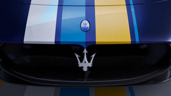 Комбинацията от матово и гланцово боядисване е постигната ръчно и без използването на стикери