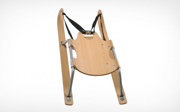 <p><em>Големите автомобилните компании предлагат алтернатива за зимата</em><br />   <span class="rest"><b style=""><span lang="EN-US" style=""><br />Volvо<br /></span></b></span><span class="rest"><br />Дървената шейна на шведския производител се отличава от тази на </span><span class="rest"><span lang="EN-US" style="">VW</span> с по-голямата си здравина, благодарение на  метала, който е използван за направата. Шейната може лесно да се  разглоби, но и без да се стига до това, лесно се побира в автомобил.  Разполага и с много луксозна седалка от специално дърво. Като цяло не е  нещо изключително, въпреки че цената от </span><span class="rest"><span lang="EN-US" style="">$</span>252 говори точно обратното.</span><span class="rest"><b style=""><span lang="EN-US" style=""><br /></span></b></span></p>