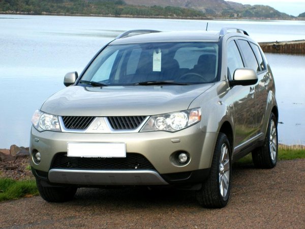 Предлага се с три двигателя - 2.0 DI-D (140 к.с.); 2.2 DI-D (156 к.с.) и бензиновия 2.4 MIVEC (170 к.с.)