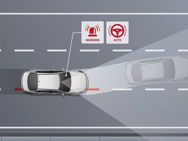 Една от често подценяваните функции е асистентът за поддържане на лентата. С помощта на камери той следи движението на автомобила спрямо маркировките и може автоматично да регулира волана, ако започнете да се отклонявате. Това е особено полезно по време на дълги пътувания или когато водачът е уморен. Дори и да сте уверени във вашето внимание, тази функция може да помогне за предотвратяване на опасни маневри.
