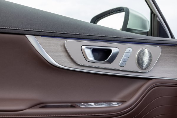 Вашият автомобил може да запомни вашите предпочитания относно позициите на седалките, огледалата и дори климатика. Ако не сте единственият човек, който кара колата, тази функция може да бъде истински спасител. Съвременните автомобили позволяват на водача да създаде профил, който запомня неговите настройки. Когато влезете в колата, трябва само да изберете вашия профил - и всичко автоматично се настройва специално за вас.
