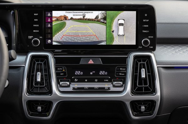 Благодарение на системата от камери, инсталирани по целия периметър на автомобила, много съвременни модели могат да предложат на водача възможност да вижда всичко, което се случва около превозното средство. Тази система се нарича &bdquo;всестранно наблюдение&ldquo;. Екранът показва изображение отгоре, сякаш камерата е разположена точно над автомобила. Това е особено полезно при паркиране на тесни места или шофиране при условия на слаба видимост. Сега винаги ще знаете какво се случва отзад и отстрани, дори и да е извън вашето зрително поле.
