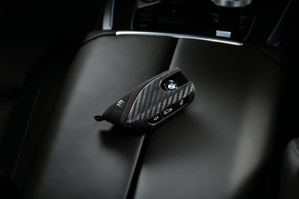 Много автомобили днес ви позволяват да програмирате ключа за запалване, за да ограничите определени функции на автомобила. Тази функция може да бъде полезна, ако например вашият син (тийнейджър) току-що е взел шофьорска книжка. Програмируемият ключ може да ограничи максималната скорост, силата на звука и дори да блокира някои функции. Това спомага за безопасността на пътя и дава увереност на родителите, че детето няма да поема рискове.
