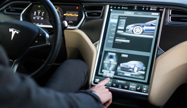 Много автомобили днес са оборудвани със системи, които могат да се актуализират по въздуха, като смартфони. Производителите редовно пускат актуализации на софтуера на вашия автомобил, които могат да подобрят работата му или да добавят нови функции. Това означава, че вашият автомобил може да се подобрява с течение на времето, просто като поддържа най-новия софтуер. Вече не е необходимо да посещавате сервизен център за актуализации - всичко това може да стане без да посещавате дилъра.
