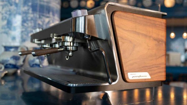 Специалистите на Pininfarina наблюдават работата на квалифицирани баристи в кафенета, изработват няколко прототипа с различно разположение на дръжките, бутоните и лостове (включително сензорни) - и ги предоставят на професионалисти за тестване.

Дизайнът на кафемашината предизвиква емоционален отклик - солидна форма без резки преходи и характерни "плавни" линии, мигрирали директно от Cisitalia 202. Или от Ferrari 250 GT. Или от всяко друго произведение на Pininfarina. А те толкова много в почти вековната история на ателието, че дори изборът на някоя от тях за ролята на основна или просто важна е сериозен компромис със съвестта.