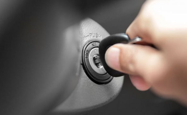 Случвало ли ви се е да се опитате да стартирате двигателя, но колкото и да въртите ключа да се чува само "кюхкане" без моторът да запали?

Тук вече предходният проблем с маховика и предавката е стигнал апогея си и е пределно ясно, че агрегатът няма да зацепи (е, с много редки изключения това може и да стане).