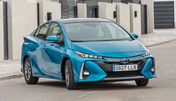 Версия - plug-in hybrid life (136 к.с.)

Гориво – бензин

Разход според производителя -  2.1 л/100 км

реален разход – 3,7л/100 км
