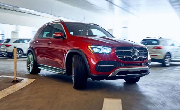 Най-американският германски SUV се прави в завода на Daimler в Тъскалууза, Алабама, заедно с по-големия GLS. Процентът компоненти с щатски или канадски произход обаче варира според модификацията. При бензиновия GLE 350 този процент достига рекордните 69%, защото там и двигателят се прави в Северна Америка, а от Германия идва най-вече трансмисията. При други версии, особено дизеловите, процентът европейски компоненти е по-висок. Дори и те обаче са доста по-"американски" от машини като Jeep Wrangler или Ford Expedition. 
   
Производство: Тъскалууза, Алабама, САЩ
Произход на двигателя: САЩ
Произход на трансмисията: Германия
Компоненти от САЩ и Канада: 69%
