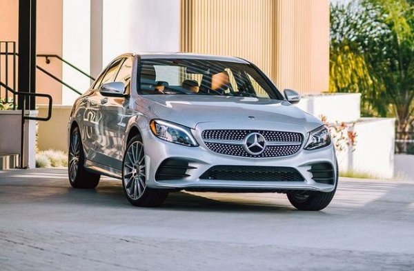 И тук нещата опират до версии. Примерно хибридните варианти или пък AMG моделите са с 0% американско съдържание. Но седанът С300 е с цели 70%, а само 16% от компонентите идват от Германия. Двулитровият бензинов мотор също е щатско производство. 

Производство: Тъскалууза, Алабама, САЩ
Произход на двигателя: САЩ
Произход на трансмисията: Германия
Компоненти от САЩ и Канада: 70%