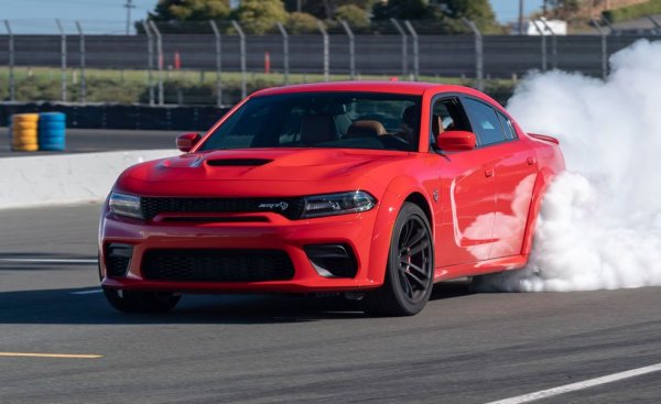 И Charger, подобно на другата икона Dodge Challenger, отдавна вече се прави не в САЩ, а в Канада. Но има с 4% повече северноамерикански компоненти от братовчед си. Независимо, че и шестцилиндровият, и V8 двигателят се правят всъщност в Салтийо, Мексико. 17% от компонентите са мексикански, а трансмисията е от Германия. 

Производство: Брамптън, Онтарио, Канада
Произход на двигателя: Мексико
Произход на трансмисията: Германия
Компоненти от САЩ и Канада: 70%