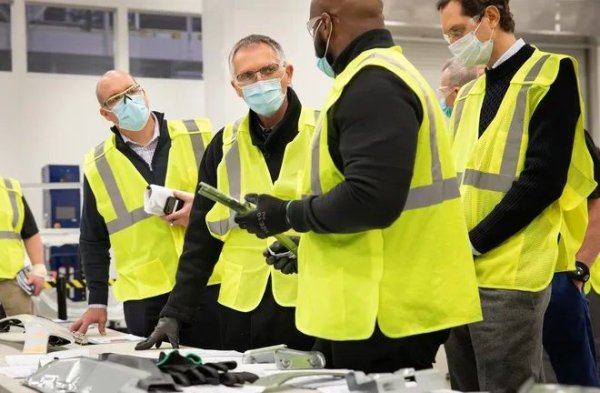 "Кризата ще продължи поне до края на тази година. Но от началото на лятото новите производствени мощности, които бяха създадени по цял свят, ще започнат постепенно да възстановяват баланса между снабдяване и търсене".
