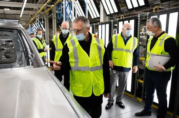 "Очевидно е, че ако забраним продажбата на автомобили с ДВГ в Европа от 2035 година, както бе решено, ще трябва да започнем огромна трансформация на всичките си фабрики, и то спешно. Ние в Stellantis вече работим по това. Но без плавен преход, социалните последствия ще бъдат значителни. А и не сме само ние - около нас съществува цяла екосистема от поддоставчици, които трябва да започнат да се движат със същото ускорено темпо". 
