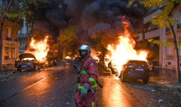 "Субсидиите трябва да останат поне до 2025. Но не мисля, че правителствата ще са в състояние да продължат да субсидират електромобилите при текущите нива. Това не е възможно от бюджетна гледна точка. Така че нека се върнем към социалния риск. Него го поражда бруталността на промяната. Ако правителствата могат да съпроводят прехода с още пет години субсидии, може и да се справим. Иначе социалните рискове ще нараснат значително". 
